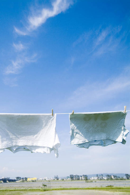 无人,竖图,室外,正面,吊挂,悬挂,阴影,服装,光线,木制,影子,云,云朵,挂,云彩,衣服,蓝色,白云,蓝天,天空,阳光,夹子,晾衣绳,木制品,绳子,天,两件,服饰,晴朗,衣着,穿着,衣夹,衣饰,晴空,彩图