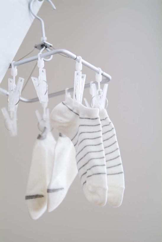 无人,竖图,室内,白天,仰视,衣架,悬挂,墙,袜子,墙壁,墙面,长袜,长筒袜,长统袜,挂衣架,晾衣架,彩图,低角度拍摄