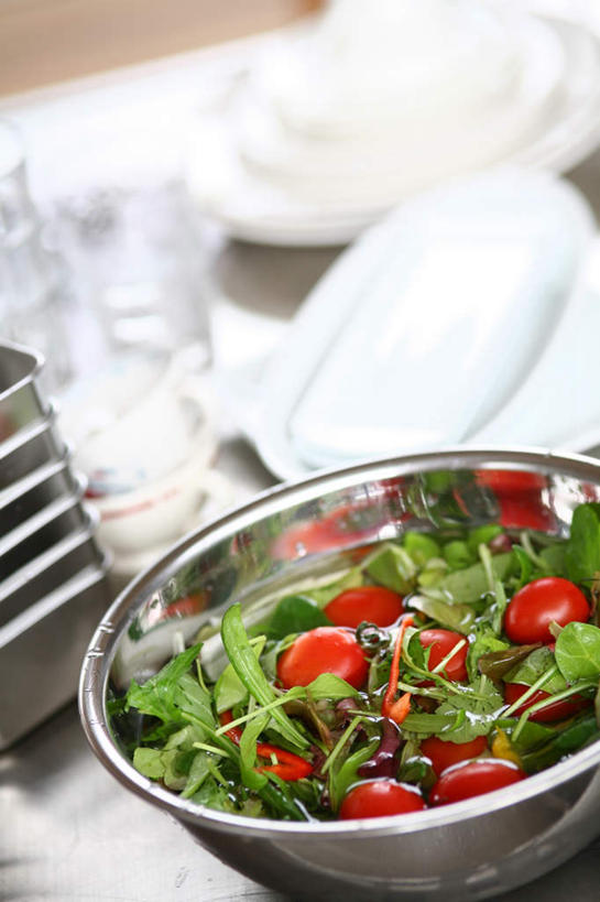 无人,竖图,俯视,室内,特写,白天,蔬菜,餐具,玻璃,蔬菜沙拉,沙拉,色拉,沙律,玻璃制品,容器,碗,有机食品,绿色食品,色拉酱,储藏,储存,千岛酱,进餐用具,烹调用具,彩图,高角度拍摄,贮存