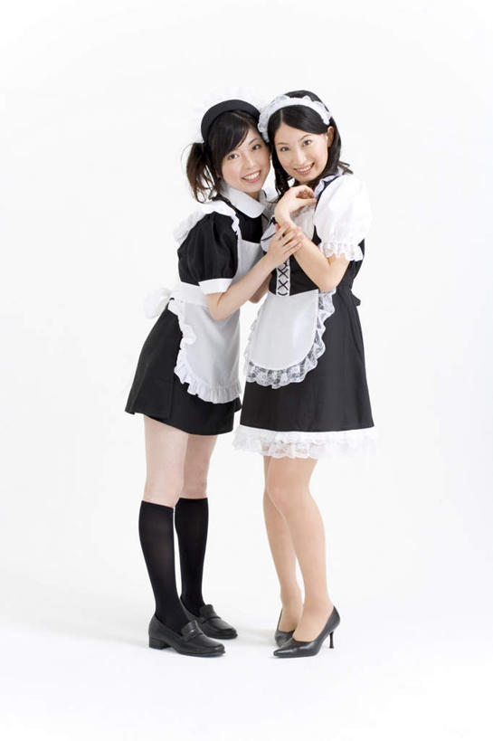 东方人,两个人,伙伴,朋友,站,握手,笑,微笑,露齿笑,竖图,室内,白天,白色背景,正面,制服,友谊,亚洲,连衣裙,服装,围裙,注视,黄种人,扮演,衣服,观察,看,靠,站着,模仿,摄影,服饰,影棚,观看,察看,衣着,穿着,关注,角色扮演,仆人,衣饰,女仆装,主人,友情,年轻女性,女人,女性,亚洲人,搀手,拉手,手搀手,手拉手,手牵手,手握手,站立,彩图,全身,影棚拍摄,拍摄