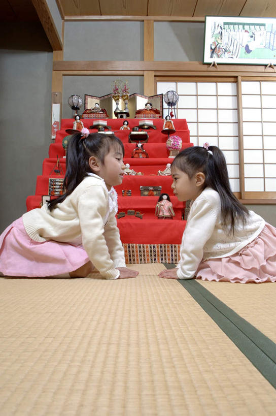 东方人,儿童,两个人,伙伴,朋友,客厅,坐,竖图,室内,白天,侧面,游戏,友谊,纯洁,窗户,玩具,亚洲,一排,撑,服装,日本文化,整齐,娃娃,窗,挂,玩,注视,休闲装,黄种人,娱乐,相视,架子,画,排列,小孩,衣服,观察,看,曲腿,休闲,面对面,休闲服,可爱,童年,童趣,益智,服饰,观看,活动,对视,察看,起居室,撑着,队列,发泄,关注,消遣,智力,一幅,相对,童真,烂漫,无邪,相看,宣泄,女儿节,天真,友情,女孩,女人,女性,亚洲人,玩耍,嬉戏,坐着,彩图,全身,女生