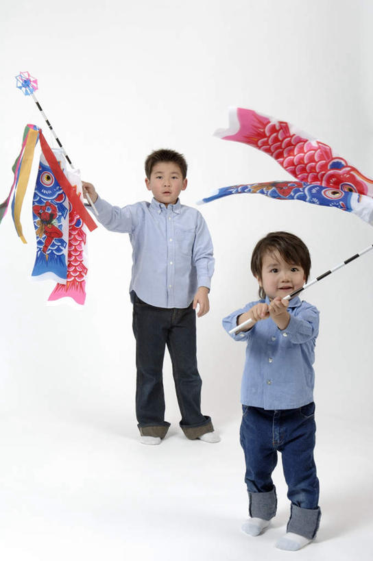 东方人,儿童,两个人,家庭,站,竖图,俯视,彩色,室内,白天,白色背景,纯洁,亚洲,握,服装,日本文化,鲤鱼旗,拿,拿着,注视,休闲装,黄种人,小孩,衣服,观察,看,站着,休闲,温暖,温馨,一家人,休闲服,可爱,童年,童趣,握着,摄影,服饰,影棚,观看,和睦,察看,挥动,关注,童真,烂漫,无邪,男孩节,天真,杆子,男孩,男人,男性,亚洲人,站立,彩图,高角度拍摄,全身,影棚拍摄,拍摄,融洽,男生