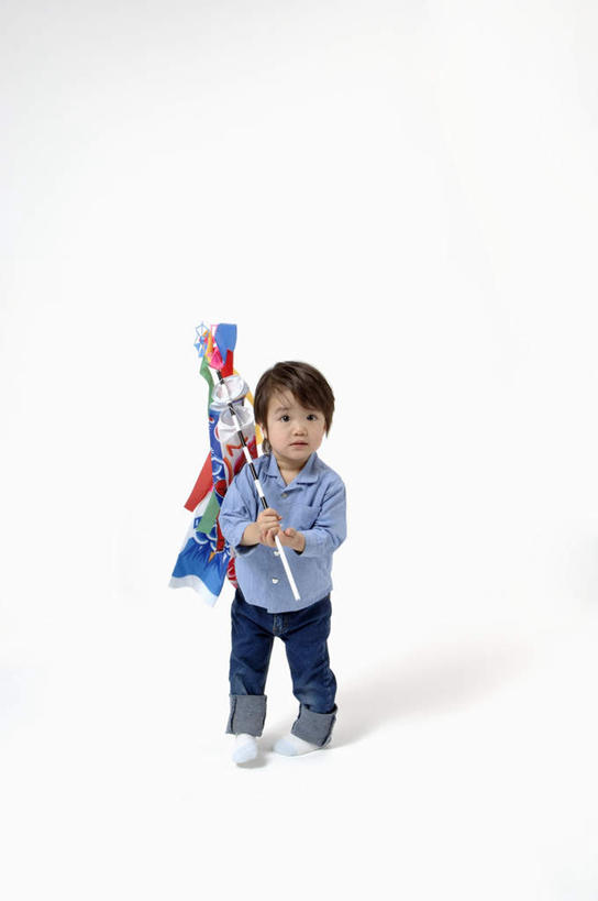 东方人,儿童,一个人,站,竖图,俯视,彩色,室内,白天,白色背景,纯洁,亚洲,仅一个男性,仅一个人,握,服装,日本文化,鲤鱼旗,拿,拿着,注视,休闲装,黄种人,小孩,骑,衣服,观察,看,扛,站着,仅一个小孩,休闲,休闲服,可爱,童年,童趣,握着,摄影,服饰,影棚,观看,察看,关注,童真,烂漫,无邪,男孩节,扛在肩上,骑在肩上,天真,杆子,男孩,男人,男性,亚洲人,孩子,站立,彩图,高角度拍摄,全身,影棚拍摄,拍摄,男生