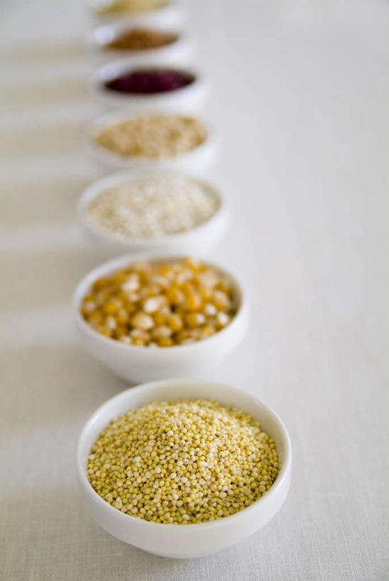 无人,竖图,俯视,室内,特写,白天,烹饪,玉米,桌子,餐具,一排,整齐,陶瓷,谷类,谷物,日本料理,料理,食品,陶瓷制品,米,粗粮,大米,菜肴,美食,食物,排列,容器,碗,日式料理,日式,糙米,摄影,佳肴,影棚,储藏,大麦,储存,队列,薏仁,玄米,进餐用具,烹调用具,彩图,高角度拍摄,影棚拍摄,拍摄,贮存