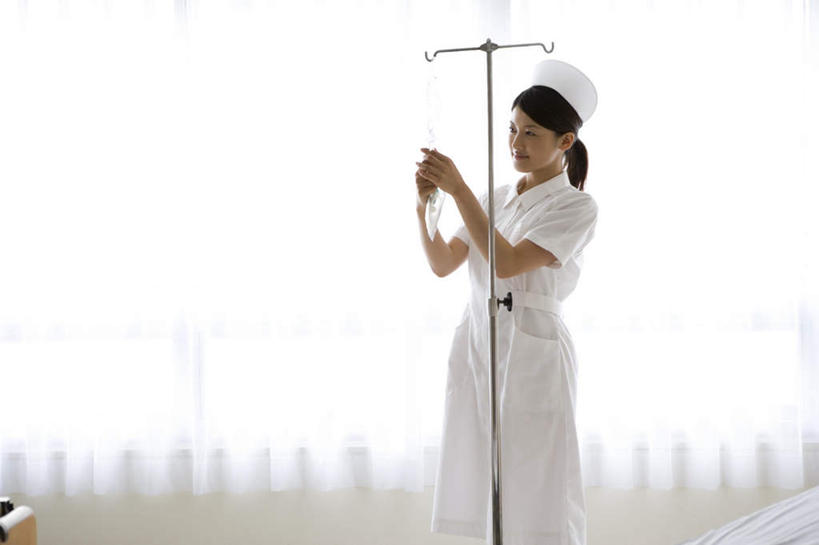 东方人,一个人,医生,护士,医院,捧,笑,微笑,露齿笑,横图,室内,白天,正面,工作服,窗户,落地窗,帽子,亚洲,仅一个年轻女性,仅一个女性,仅一个人,阴影,光线,影子,黄种人,玻璃窗,阳光,医护人员,医疗人员,辫子,医疗,卫生,白衣天使,输液,医疗机构,静脉输液,年轻女性,女人,女性,亚洲人,大夫,端,端着,捧着,手捧,半身,彩图,病院,诊所,点滴