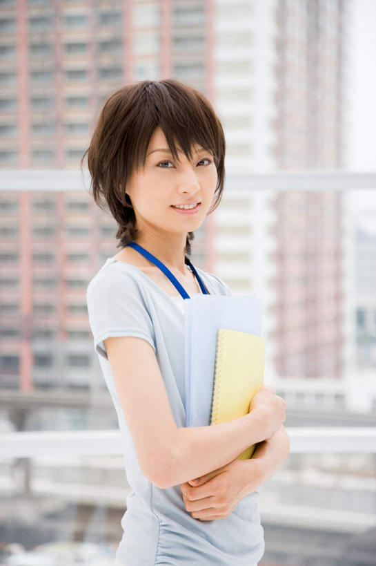 东方人,头发,一个人,商务人士,商务女性,站,微笑,竖图,室内,白天,正面,窗户,落地窗,亚洲,仅一个年轻女性,仅一个女性,仅一个人,握,套装,服装,材料,档案,文件,棕色,拿,拿着,注视,休闲装,黄种人,标识,吊牌,玻璃窗,衣服,胸牌,资料,观察,看,站着,休闲,休闲服,握着,服饰,观看,察看,徽章,关注,文档,商务装,身份,工薪阶层,胸章,胸卡,编号牌,雕刻牌,工号牌,胸号牌,胸徽,员工牌,年轻女性,女人,女性,亚洲人,白领,上班族,站立,半身,彩图,证件