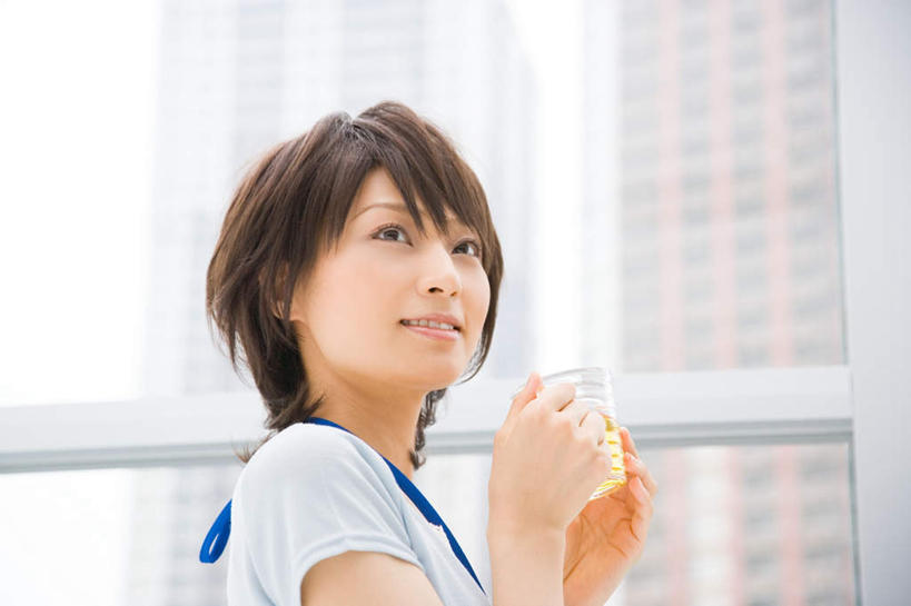 东方人,头发,一个人,商务人士,商务女性,捧,笑,微笑,露齿笑,横图,室内,白天,仰视,杯子,亚洲,仅一个年轻女性,仅一个女性,仅一个人,套装,服装,朦胧,模糊,材料,档案,文件,棕色,休闲装,黄种人,茶水,标识,吊牌,衣服,水杯,胸牌,资料,休闲,休闲服,服饰,徽章,文档,商务装,身份,工薪阶层,胸章,胸卡,编号牌,雕刻牌,工号牌,胸号牌,胸徽,员工牌,年轻女性,女人,女性,亚洲人,白领,上班族,茶杯,端,端着,捧着,手捧,半身,彩图,低角度拍摄