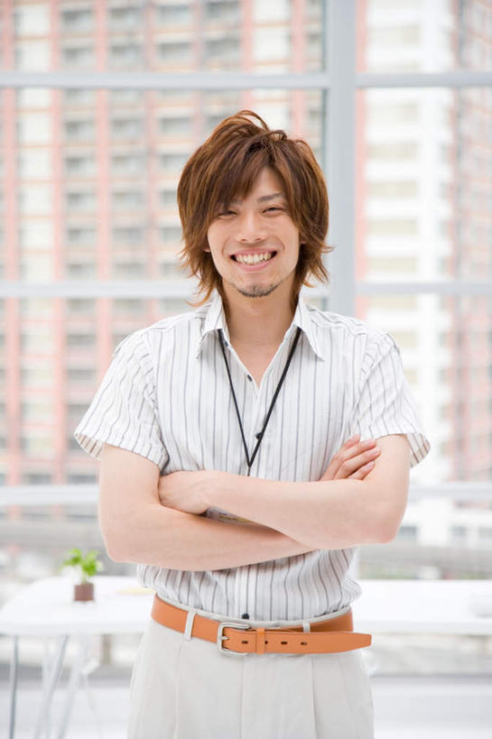 东方人,头发,一个人,商务人士,高楼大厦,站,笑,微笑,露齿笑,竖图,室内,白天,正面,窗户,落地窗,大厦,建筑,摩天大楼,亚洲,仅一个男性,仅一个人,套装,服装,棕色,注视,休闲装,黄种人,标识,吊牌,玻璃窗,仅一个年轻男性,衣服,胸牌,观察,看,站着,休闲,休闲服,服饰,观看,察看,徽章,关注,商务装,身份,工薪阶层,胸章,胸卡,编号牌,雕刻牌,工号牌,胸号牌,胸徽,员工牌,男人,男性,年轻男性,亚洲人,白领,上班族,站立,半身,彩图,大楼,高层建筑,高楼,摩天楼,证件