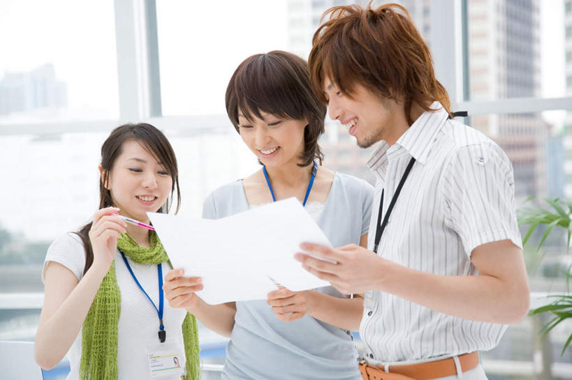 东方人,三个人,同事,商务人士,高楼大厦,站,笑,说,微笑,露齿笑,横图,室内,白天,正面,成功,合作,团队,集体,信心,窗户,落地窗,大厦,建筑,摩天大楼,亚洲,握,套装,服装,装饰,拿,拿着,注视,休闲装,黄种人,标识,吊牌,队伍,玻璃窗,衣服,围巾,胸牌,观察,看,站着,休闲,温暖,休闲服,握着,服饰,围脖,观看,保暖,华丽,点缀,察看,徽章,领导,御寒,成就,关注,商务装,身份,合伙,领袖,工薪阶层,胸章,胸卡,衬托,美观,雅致,雅观,编号牌,雕刻牌,工号牌,胸号牌,胸徽,员工牌,交流,男人,男性,年轻男性,年轻女性,女人,女性,亚洲人,白领,上班族,沟通,讲话,交谈,说话,谈话,站立,半身,彩图,大楼,高层建筑,高楼,摩天楼,证件