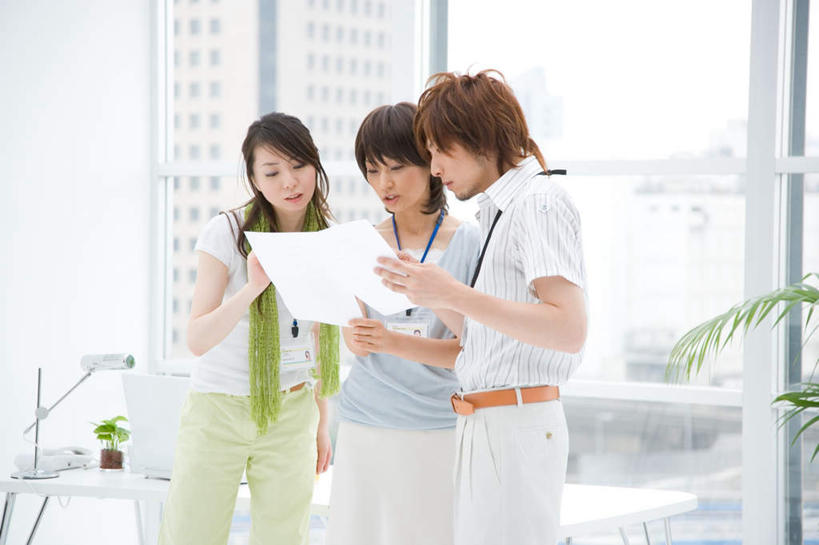 东方人,三个人,同事,商务人士,高楼大厦,站,笑,说,微笑,露齿笑,横图,室内,白天,正面,成功,合作,团队,集体,信心,窗户,落地窗,大厦,建筑,摩天大楼,亚洲,握,套装,服装,装饰,拿,拿着,注视,休闲装,黄种人,标识,吊牌,队伍,玻璃窗,衣服,围巾,胸牌,观察,看,站着,休闲,温暖,休闲服,握着,服饰,围脖,观看,保暖,华丽,点缀,察看,徽章,领导,御寒,成就,关注,商务装,身份,合伙,领袖,工薪阶层,胸章,胸卡,衬托,美观,雅致,雅观,编号牌,雕刻牌,工号牌,胸号牌,胸徽,员工牌,交流,男人,男性,年轻男性,年轻女性,女人,女性,亚洲人,白领,上班族,沟通,讲话,交谈,说话,谈话,站立,半身,彩图,大楼,高层建筑,高楼,摩天楼,证件