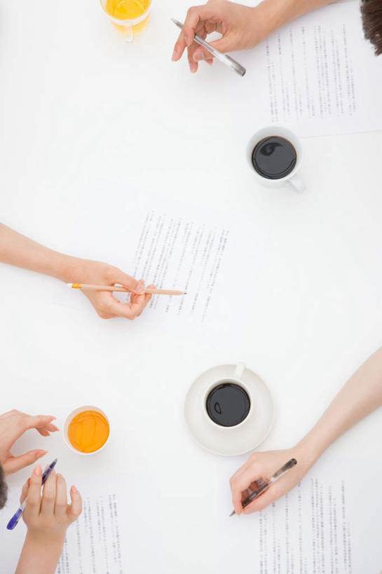 咖啡,东方人,四个人,同事,商务人士,办公室,坐,竖图,俯视,室内,白天,幸福,成功,合作,团队,信心,家具,桌子,杯子,亚洲,套装,笔,材料,瓷器,档案,文件,办公桌,办公用品,咖啡杯,陶瓷制品,黄种人,娱乐,茶水,队伍,水笔,文具,饮料,学习用品,资料,享受,休闲,温馨,放松,乐趣,文具用品,提神,领导,舒适,成就,文档,瓷杯,醒脑,商务装,合伙,领袖,工薪阶层,办公家具,软饮料,男人,男性,年轻男性,年轻女性,女人,女性,亚洲人,白领,上班族,茶杯,坐着,半身,彩图,高角度拍摄