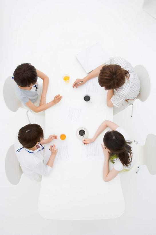 咖啡,东方人,四个人,同事,商务人士,办公室,坐,竖图,俯视,室内,白天,幸福,成功,合作,团队,信心,家具,桌子,杯子,亚洲,套装,笔,材料,瓷器,瓷砖,档案,地砖,文件,办公桌,办公用品,咖啡杯,陶瓷制品,地面,黄种人,娱乐,茶水,队伍,水笔,文具,饮料,学习用品,资料,享受,休闲,温馨,放松,乐趣,文具用品,提神,领导,舒适,成就,文档,瓷杯,醒脑,商务装,合伙,领袖,工薪阶层,办公家具,软饮料,男人,男性,年轻男性,年轻女性,女人,女性,亚洲人,白领,上班族,茶杯,坐着,彩图,高角度拍摄,全身