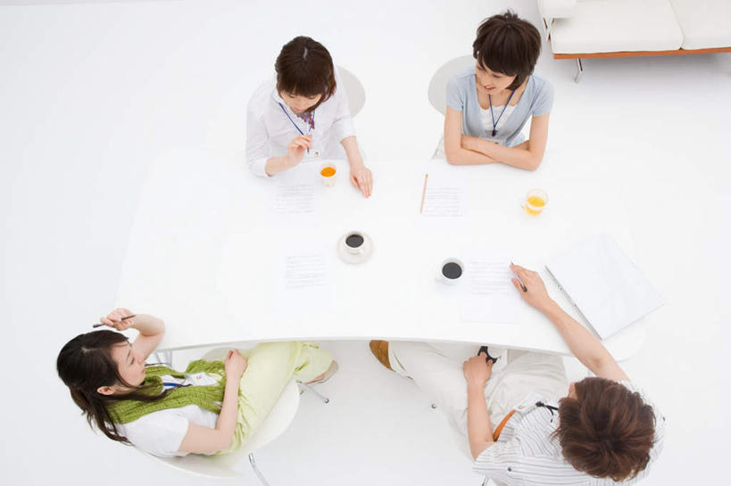 咖啡,东方人,四个人,同事,商务人士,办公室,坐,横图,俯视,室内,白天,幸福,成功,合作,团队,信心,家具,桌子,杯子,亚洲,套装,服装,装饰,瓷器,办公桌,咖啡杯,陶瓷制品,休闲装,黄种人,娱乐,茶水,标识,吊牌,队伍,饮料,衣服,围巾,胸牌,享受,休闲,温暖,温馨,休闲服,放松,乐趣,服饰,围脖,保暖,华丽,点缀,徽章,提神,领导,舒适,御寒,成就,瓷杯,醒脑,商务装,身份,合伙,领袖,工薪阶层,胸章,胸卡,办公家具,衬托,美观,雅致,雅观,软饮料,编号牌,雕刻牌,工号牌,胸号牌,胸徽,员工牌,男人,男性,年轻男性,年轻女性,女人,女性,亚洲人,白领,上班族,茶杯,坐着,彩图,高角度拍摄,全身