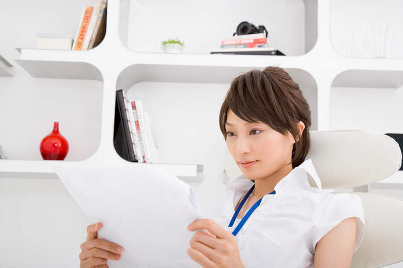 东方人,头发,一个人,商务人士,商务女性,微笑,横图,室内,白天,正面,书架,书籍,亚洲,仅一个年轻女性,仅一个女性,仅一个人,握,套装,服装,材料,档案,文件,棕色,拿,拎,拿着,休闲装,黄种人,标识,吊牌,衣服,胸牌,资料,休闲,休闲服,握着,服饰,徽章,文档,商务装,身份,工薪阶层,胸章,胸卡,编号牌,雕刻牌,工号牌,胸号牌,胸徽,员工牌,年轻女性,女人,女性,亚洲人,白领,上班族,书,图书,半身,彩图,证件,拎着