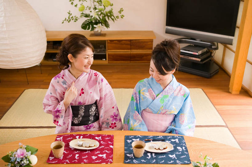 点心,东方人,两个人,伙伴,朋友,坐,跪,笑,说,微笑,露齿笑,横图,俯视,室内,白天,民族服装,下午茶,友谊,智慧,太阳,餐桌,地板,家具,桌子,杯子,餐具,电视,亚洲,阴影,和服,服装,日本文化,艺术,装饰,光线,碟子,盘,影子,食品,甜点,甜品,地面,注视,黄种人,文化,腰带,木地板,桌布,食物,糕点,衣服,阳光,插花,盘子,水杯,碟,液晶电视,甜食,夏天,观察,看,服饰,餐台,观看,华丽,修饰,插花艺术,点缀,察看,创造,衣着,穿着,关注,彩电,创作,想象,热饮,吴服,唐草,唐花,唐锦,衬托,美观,雅致,雅观,彩色电视机,显像管屏,显像管屏幕,衣饰,交流,友情,年轻女性,女人,女性,亚洲人,茶杯,电视机,沟通,跪着,讲话,交谈,说话,谈话,坐着,半身,彩图,高角度拍摄,传统服装,民俗服,传统文化