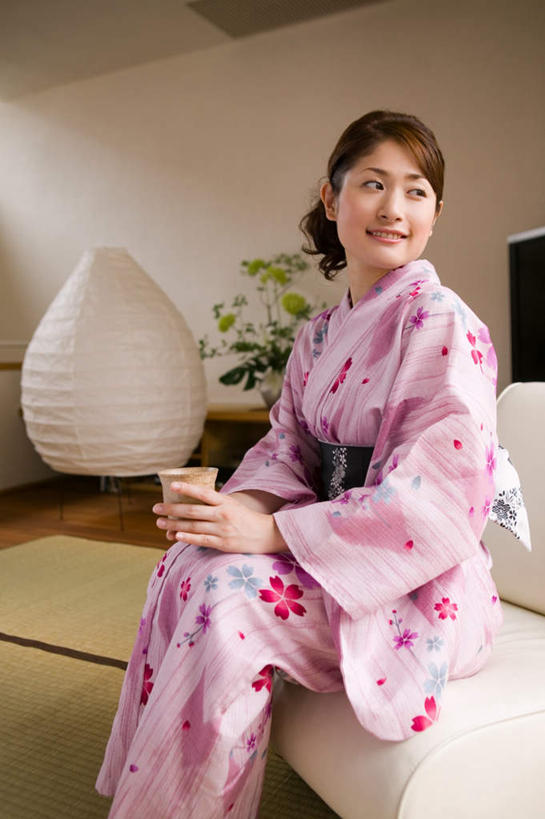 东方人,一个人,坐,捧,笑,微笑,露齿笑,竖图,室内,白天,正面,民族服装,智慧,地板,沙发,杯子,亚洲,仅一个年轻女性,仅一个女性,仅一个人,和服,服装,日本文化,艺术,装饰,灯光,注视,黄种人,文化,腰带,灯,衣服,插花,水杯,灯具,落地灯,夏天,观察,看,服饰,观看,华丽,修饰,插花艺术,点缀,察看,创造,衣着,照明设备,穿着,关注,创作,想象,布艺沙发,热饮,吴服,唐草,唐花,唐锦,衬托,美观,雅致,雅观,衣饰,年轻女性,女人,女性,亚洲人,茶杯,端,端着,捧着,手捧,坐着,半身,彩图,传统服装,民俗服,传统文化