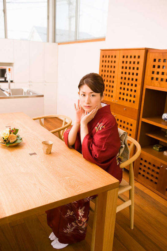 东方人,一个人,坐,竖图,俯视,室内,白天,民族服装,下午茶,智慧,餐桌,家具,桌子,椅子,亚洲,仅一个年轻女性,仅一个女性,仅一个人,撑,和服,服装,艺术,装饰,房屋,木椅,屋子,公寓,托腮,注视,黄种人,文化,楼房,住宅,衣服,红色,插花,夏天,观察,看,托,服饰,餐台,观看,华丽,修饰,插花艺术,点缀,察看,创造,衣着,穿着,关注,托下巴,创作,想象,热饮,吴服,唐草,唐花,唐锦,衬托,美观,雅致,雅观,衣饰,年轻女性,女人,女性,亚洲人,触摸,坐着,彩图,高角度拍摄,全身,传统服装,民俗服,房子