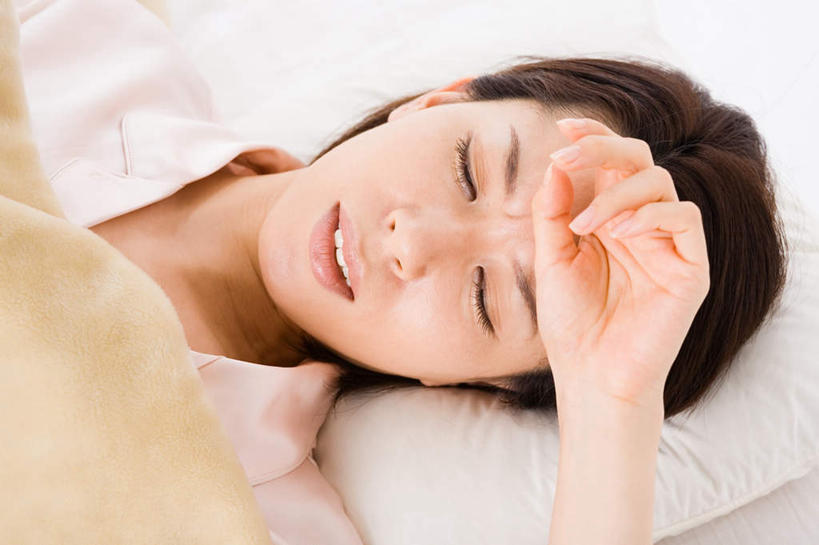 东方人,一个人,躺,闭眼,横图,俯视,室内,特写,白天,白色背景,亚洲,仅一个年轻女性,仅一个女性,仅一个人,服装,休闲装,黄种人,衣服,休闲,难受,生病,皱眉,休闲服,压力,保健,摄影,服饰,影棚,医疗,卫生,煎熬,痛苦,发烧,卧着,年轻女性,女人,女性,亚洲人,闭眼睛,闭着眼,闭着眼睛,躺着,卧,半身,彩图,高角度拍摄,影棚拍摄,拍摄