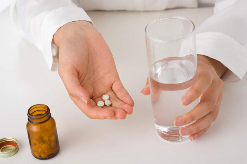 东方人,一个人,病人,横图,俯视,室内,特写,白天,白色背景,安全,水,杯子,玻璃,亚洲,仅一个年轻女性,仅一个女性,仅一个人,握,药剂,药丸,液体,防护,拿,拿着,黄种人,药片,玻璃制品,玻璃瓶,瓶子,水杯,药品,难受,生病,压力,治疗,握着,保健,摄影,影棚,保护,药物,医疗,卫生,煎熬,保险,预防,广口瓶,平安,年轻女性,女人,女性,亚洲人,患者,就医者,茶杯,半身,彩图,高角度拍摄,影棚拍摄,拍摄