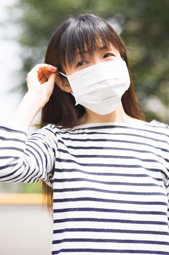 东方人,一个人,病人,竖图,室外,白天,正面,亚洲,仅一个年轻女性,仅一个女性,仅一个人,服装,朦胧,模糊,分离,过滤,分开,休闲装,黄种人,衣服,口罩,休闲,难受,生病,休闲服,隔断,压力,遮掩,保健,服饰,隔离,感冒,医疗,卫生,掩盖,遮挡,煎熬,净化,间隔,预防,遮盖,防尘,掩饰,断绝,隔开,屏蔽,屏绝,远离,中断,阻遏,阻隔,传染病,年轻女性,女人,女性,亚洲人,患者,就医者,半身,彩图