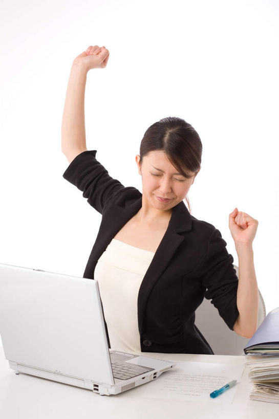 东方人,一个人,商务人士,商务女性,坐,举,竖图,室内,白天,白色背景,正面,电脑,笔记本电脑,植物,桌子,亚洲,仅一个年轻女性,仅一个女性,仅一个人,伸展,套装,网络,材料,档案,盆栽,文件,办公桌,盆景,黄种人,通讯设备,资料,托,握拳,疲倦,压力,舒展,摄影,影棚,疲劳,无线,疲惫,失落,文档,通信设备,商务装,无线网络,无线上网,便携式电脑,工薪阶层,疲乏,手提电脑,年轻女性,女人,女性,亚洲人,白领,上班族,举起,举手,举着,向上举,向上伸,向上托,坐着,半身,彩图,影棚拍摄,拍摄