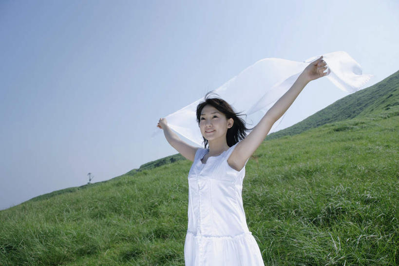 东方人,一个人,伸展双臂,笑,微笑,横图,室外,白天,正面,裙子,旅游,度假,草地,草坪,美景,植物,亚洲,仅一个年轻女性,仅一个女性,仅一个人,连衣裙,光线,丝绸,丝带,景观,注视,黄种人,娱乐,草,蓝色,绿色,蓝天,天空,阳光,自然,天,看,享受,休闲,景色,放松,晴朗,风光,半身裙,吊带裙,关注,自然风光,飘带,万里无云,年轻女性,女人,女性,亚洲人,晴空,晴空万里,敞开双臂,伸开双臂,展开双肩,张开手臂,张开双臂,半身,彩图