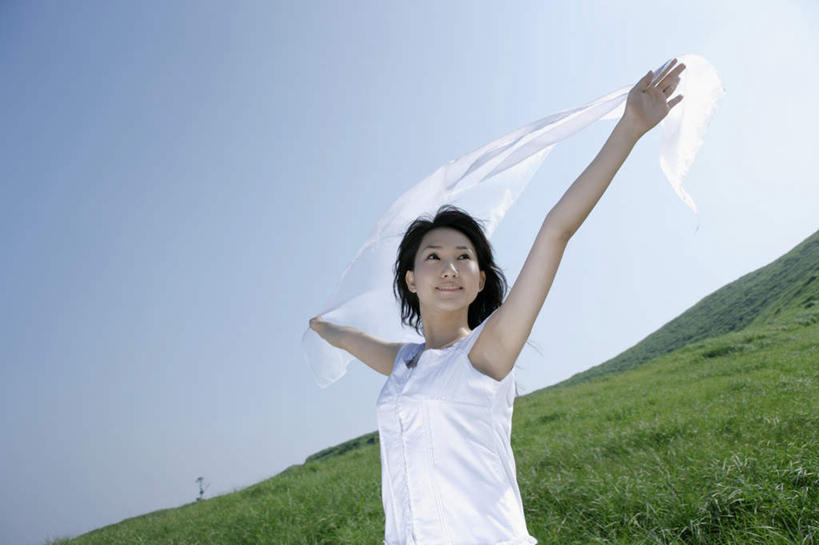 东方人,一个人,伸展双臂,笑,微笑,横图,室外,白天,正面,裙子,旅游,度假,草地,草坪,美景,植物,亚洲,仅一个年轻女性,仅一个女性,仅一个人,连衣裙,光线,丝绸,丝带,景观,注视,黄种人,娱乐,草,蓝色,绿色,蓝天,天空,阳光,自然,天,看,享受,休闲,景色,放松,晴朗,风光,半身裙,吊带裙,关注,自然风光,飘带,万里无云,年轻女性,女人,女性,亚洲人,晴空,晴空万里,敞开双臂,伸开双臂,展开双肩,张开手臂,张开双臂,半身,彩图