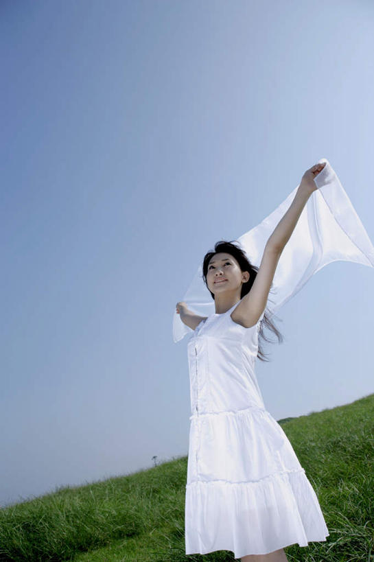 东方人,一个人,伸展双臂,笑,微笑,竖图,室外,白天,正面,裙子,旅游,度假,草地,草坪,美景,植物,亚洲,仅一个年轻女性,仅一个女性,仅一个人,连衣裙,光线,丝绸,丝带,景观,注视,黄种人,娱乐,草,蓝色,绿色,蓝天,天空,阳光,自然,天,看,享受,休闲,景色,放松,晴朗,风光,半身裙,吊带裙,关注,自然风光,飘带,万里无云,年轻女性,女人,女性,亚洲人,晴空,晴空万里,敞开双臂,伸开双臂,展开双肩,张开手臂,张开双臂,半身,彩图