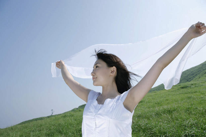 东方人,一个人,伸展双臂,笑,微笑,横图,室外,白天,正面,裙子,旅游,度假,草地,草坪,美景,植物,亚洲,仅一个年轻女性,仅一个女性,仅一个人,连衣裙,光线,丝绸,丝带,景观,注视,黄种人,娱乐,草,蓝色,绿色,蓝天,天空,阳光,自然,天,看,享受,休闲,景色,放松,晴朗,风光,半身裙,吊带裙,关注,自然风光,飘带,万里无云,年轻女性,女人,女性,亚洲人,晴空,晴空万里,敞开双臂,伸开双臂,展开双肩,张开手臂,张开双臂,半身,彩图