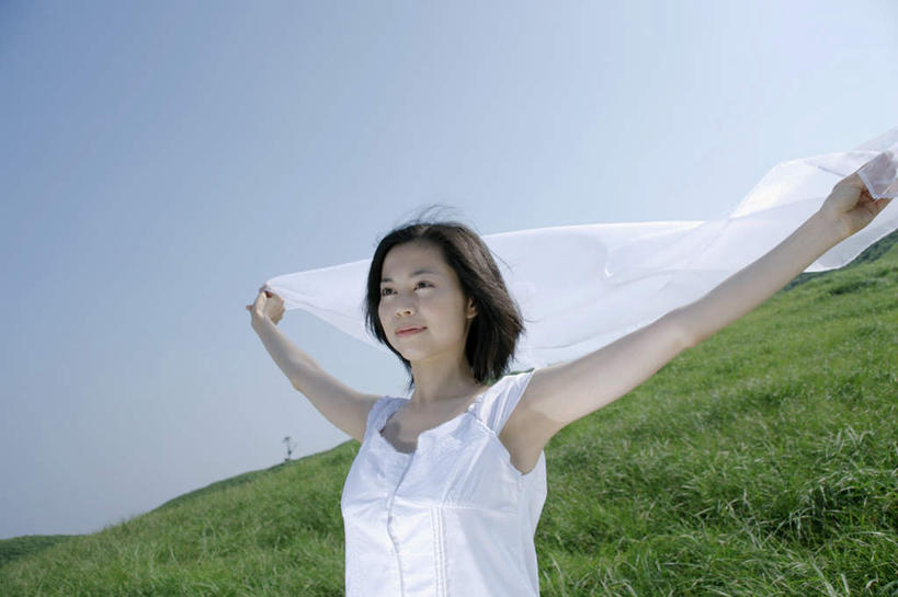 东方人,一个人,伸展双臂,笑,微笑,横图,室外,白天,正面,裙子,旅游,度假,草地,草坪,美景,植物,亚洲,仅一个年轻女性,仅一个女性,仅一个人,连衣裙,光线,丝绸,丝带,景观,注视,黄种人,娱乐,草,蓝色,绿色,蓝天,天空,阳光,自然,天,看,享受,休闲,景色,放松,晴朗,风光,半身裙,吊带裙,关注,自然风光,飘带,万里无云,年轻女性,女人,女性,亚洲人,晴空,晴空万里,敞开双臂,伸开双臂,展开双肩,张开手臂,张开双臂,半身,彩图