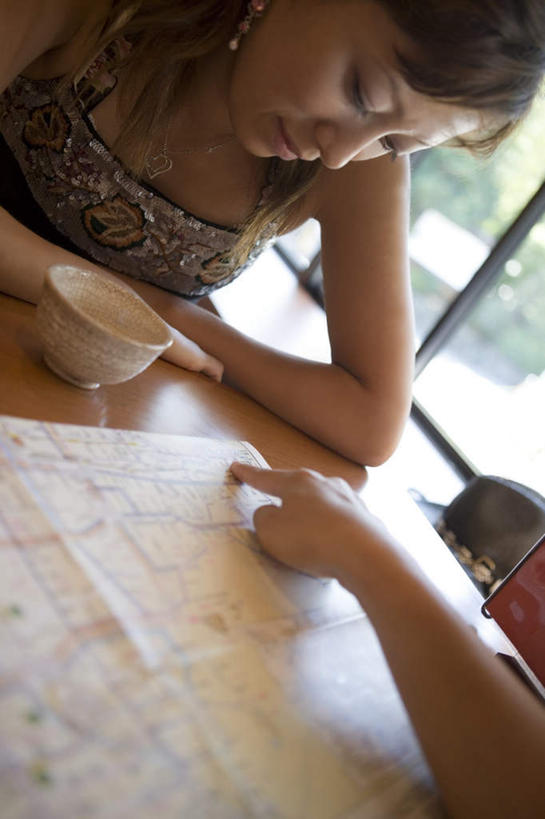 东方人,两个人,坐,竖图,俯视,室内,白天,太阳,餐桌,窗户,桌子,道路,杯子,地图,亚洲,指,阴影,服装,光线,信息,影子,交通,注视,休闲装,黄种人,方向,茶水,玻璃窗,衣服,阳光,水杯,低头,看,休闲,休闲服,服饰,餐台,引导,指引,指着,关注,年轻女性,女人,女性,亚洲人,茶杯,坐着,半身,彩图,高角度拍摄,导航