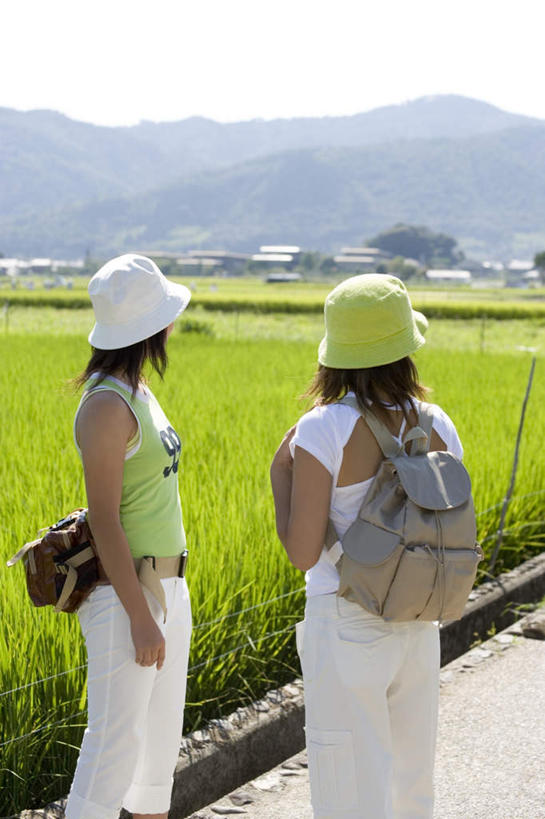 东方人,两个人,伙伴,朋友,农田,站,笑,微笑,露齿笑,竖图,室外,白天,旅游,度假,友谊,庄稼,美景,山,太阳,帽子,京都,日本,亚洲,阴影,服装,光线,包,书包,影子,景观,山峰,山峦,休闲装,黄种人,娱乐,背面,衣服,蓝色,绿色,蓝天,天空,阳光,自然,背包,遮阳帽,天,夏天,站着,享受,休闲,休闲服,景色,放松,服饰,京都府,生长,晴朗,成长,自然风光,东亚,本州,万里无云,本州岛,日本国,近畿地方,近畿,嵯峨野,岚山,友情,年轻女性,女人,女性,亚洲人,晴空,晴空万里,站立,半身,彩图,耕地,庄稼田,双肩包