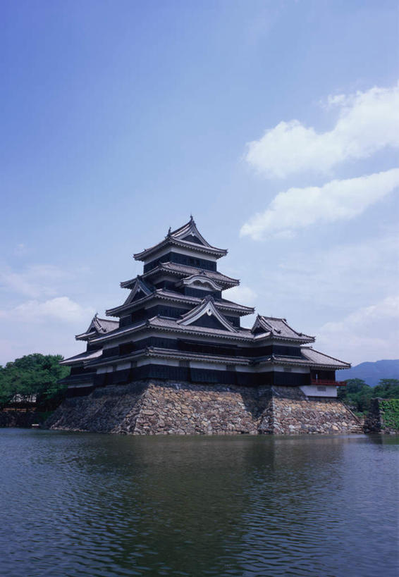 无人,竖图,室外,白天,正面,旅游,度假,河流,名胜古迹,水,植物,地标,长野县,日本,亚洲,阴影,日本文化,遗迹,反射,影子,堡垒,城堡,河水,水流,古迹,文物,娱乐,古建筑,树,树木,蓝色,绿色,倒影,蓝天,天空,自然,天,享受,休闲,旅游胜地,放松,宗教,生长,成长,要塞,古文明,东亚,本州,护城河,本州岛,日本国,中部地方,长野,松本市,设防,松本城,彩图,标志性建筑,传统文化