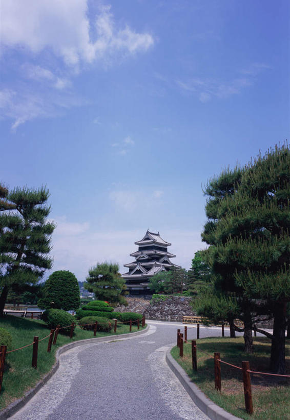 无人,竖图,室外,白天,正面,旅游,度假,河流,名胜古迹,水,植物,道路,地标,长野县,日本,亚洲,阴影,日本文化,遗迹,反射,影子,堡垒,城堡,河水,水流,古迹,文物,娱乐,古建筑,树,树木,蓝色,绿色,倒影,蓝天,天空,自然,天,享受,休闲,旅游胜地,放松,宗教,生长,成长,要塞,古文明,东亚,本州,护城河,本州岛,日本国,中部地方,长野,松本市,设防,松本城,彩图,标志性建筑,传统文化