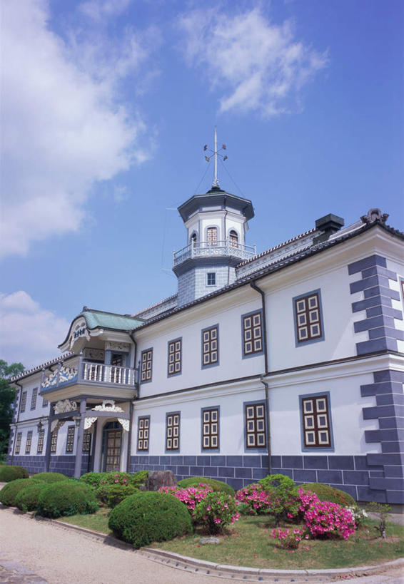 无人,教学楼,花园,竖图,室外,白天,仰视,旅游,度假,草地,草坪,花圃,植物,窗户,标志建筑,地标,建筑,长野县,日本,亚洲,日本文化,云,云朵,云彩,娱乐,建设,校园,玻璃窗,草,蓝色,绿色,白云,蓝天,天空,天,享受,休闲,旅游胜地,放松,东亚,本州,本州岛,日本国,中部地方,长野,松本市,小花园,彩图,低角度拍摄,教室楼,教学大楼,传统文化