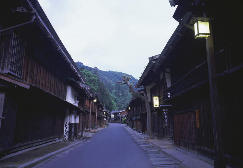 无人,家,横图,室外,白天,正面,旅游,度假,名胜古迹,山,道路,建筑,街道,日本,亚洲,遗迹,房屋,屋顶,屋子,山峰,云,云朵,古城,灯光,山峦,云彩,顶棚,古迹,娱乐,古建筑,楼房,吊灯,住宅,灯,蓝色,白云,蓝天,天空,灯具,天,夏天,享受,休闲,旅游胜地,放松,晴朗,怀旧,照明设备,记忆,古文明,东亚,本州,本州岛,日本国,金沢,金沢市,石川,石川县,中部地方,县厅,晴空,彩图,房子,传统文化