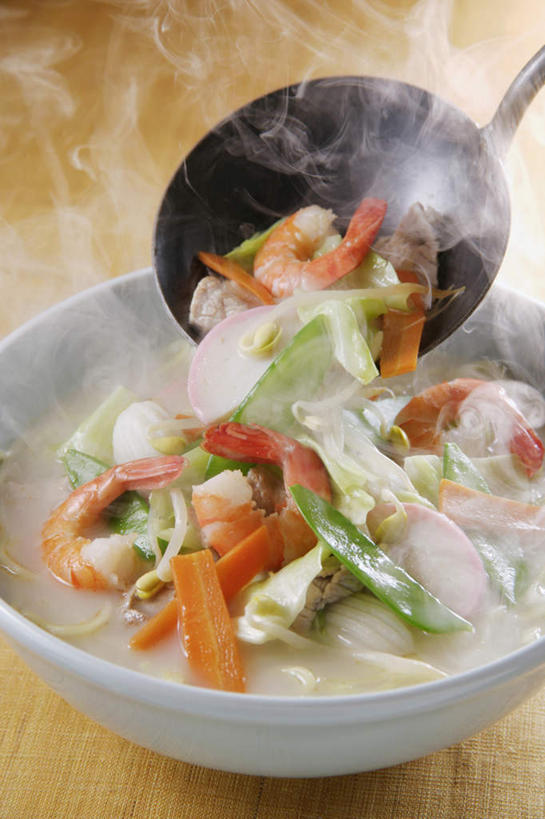 海鲜,面食,面条,无人,竖图,俯视,室内,特写,白天,烹饪,雾,餐桌,桌子,萝卜,胡萝卜,芹菜,蔬菜,餐具,日本,亚洲,沸腾,日本文化,蒸汽,勺子,陶瓷,豆芽,面,明虾,虾,日本料理,料理,食品,陶瓷制品,水蒸气,水产,菜肴,美食,食物,容器,碗,日式料理,日式,佳肴,餐台,储藏,储存,海产品,东亚,日本国,蒸发,面汤,进餐用具,烹调用具,药芹,水芹,红萝卜,旱芹,甘荀,彩图,高角度拍摄,贮存