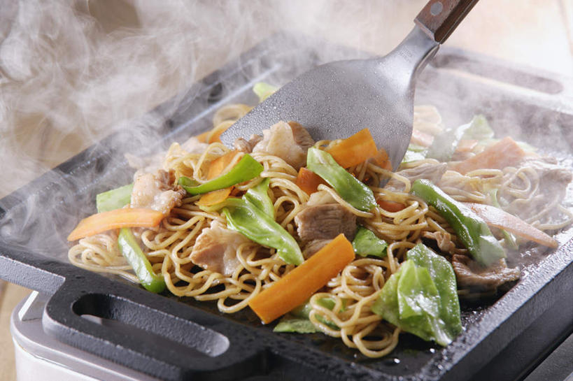 面食,面条,无人,横图,俯视,室内,特写,白天,烹饪,雾,餐桌,桌子,萝卜,胡萝卜,蔬菜,椰菜,卷心菜,餐具,日本,亚洲,沸腾,日本文化,蒸汽,铲子,砂锅,炒面,面,肉,日本料理,料理,食品,水蒸气,猪肉,菜肴,美食,肉类,食物,日式料理,日式,佳肴,餐台,肉食,东亚,白肉,豚肉,日本国,蒸发,进餐用具,烹调用具,结球甘蓝,红萝卜,甘荀,甘兰,包心菜,彩图,高角度拍摄