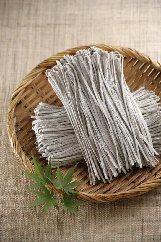 面食,面条,无人,竖图,俯视,室内,特写,白天,烹饪,餐桌,桌子,餐具,日本,亚洲,日本文化,面,日本料理,料理,食品,荞麦,菜肴,美食,食物,竹筐,日式料理,日式,荞麦面,佳肴,餐台,东亚,日本国,进餐用具,烹调用具,彩图,高角度拍摄