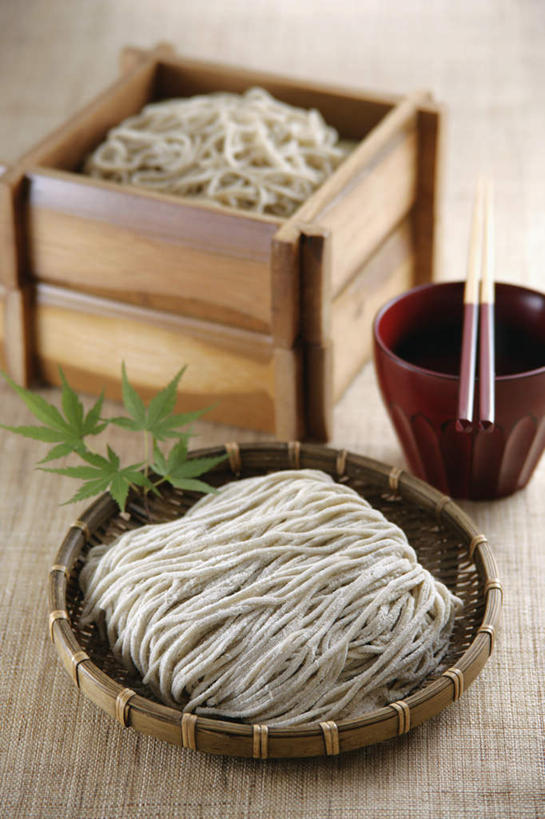 面食,面条,无人,竖图,俯视,室内,特写,白天,烹饪,餐桌,筷子,桌子,餐具,日本,亚洲,日本文化,木制,面,日本料理,料理,食品,文化,传统,菜肴,美食,食物,容器,竹筐,日式料理,日式,荞麦面,佳肴,餐台,礼节,礼仪,东亚,日本国,开胃酱,进餐用具,烹调用具,彩图,高角度拍摄