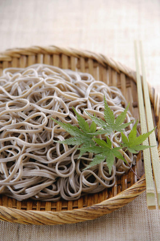 面食,面条,无人,竖图,俯视,室内,特写,白天,烹饪,餐桌,筷子,桌子,餐具,日本,亚洲,日本文化,面,日本料理,料理,食品,文化,传统,菜肴,美食,食物,竹筐,日式料理,日式,荞麦面,佳肴,餐台,礼节,礼仪,东亚,日本国,进餐用具,烹调用具,彩图,高角度拍摄