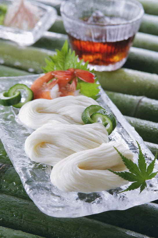 海鲜,面食,面条,无人,竖图,俯视,室内,特写,白天,餐桌,桌子,竹子,餐具,日本,亚洲,日本文化,碟子,盘,陶瓷,调料,面,明虾,日本料理,料理,食品,陶瓷制品,调味品,调味料,水产,玻璃碗,菜肴,美食,食物,盘子,容器,碟,日式料理,日式,佳肴,餐台,储藏,储存,海产品,东亚,日本国,开胃酱,进餐用具,烹调用具,彩图,高角度拍摄,贮存