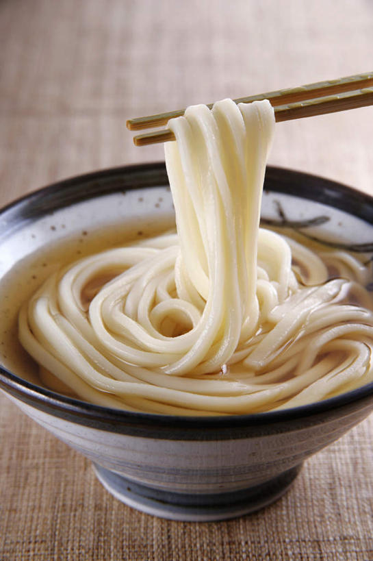 面食,面条,无人,竖图,俯视,室内,特写,白天,烹饪,餐桌,筷子,桌子,餐具,日本,亚洲,日本文化,陶瓷,面,日本料理,料理,食品,陶瓷制品,文化,传统,菜肴,美食,食物,容器,碗,日式料理,日式,荞麦面,佳肴,餐台,储藏,礼节,储存,礼仪,东亚,日本国,面汤,进餐用具,烹调用具,彩图,高角度拍摄,贮存