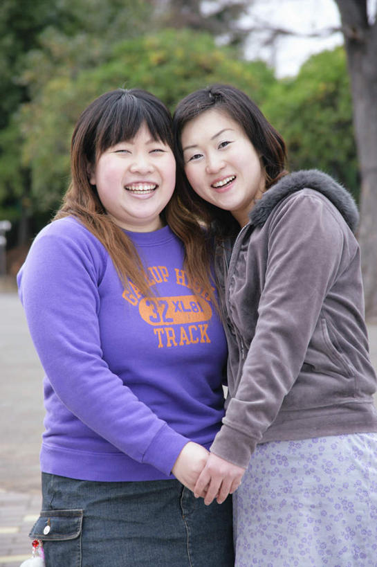 东方人,两个人,伙伴,朋友,站,抱,笑,微笑,露齿笑,竖图,室外,白天,正面,友谊,植物,亚洲,服装,注视,牛仔裤,休闲装,黄种人,树,树木,衣服,绿色,自然,观察,看,站着,休闲,休闲服,服饰,生长,成长,抱着,观看,牛仔裙,察看,搂着,关注,友情,年轻女性,女人,女性,亚洲人,怀抱,搂,搂抱,相抱,拥抱,站立,半身,彩图