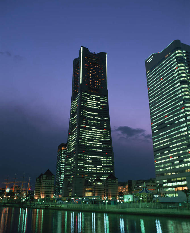 无人,高楼大厦,竖图,彩色,室外,夜晚,正面,旅游,度假,河流,水,城市,大厦,建筑,摩天大楼,霓虹灯,夜景,神奈川,日本,亚洲,阴影,反射,影子,河水,水流,灯光,七彩,横滨,横滨市,神奈川县,都市,娱乐,光源,霓虹,灯,蓝色,蓝天,天空,天,享受,休闲,旅游胜地,放松,照明设备,东亚,本州,首府,关东地方,本州岛,日本国,氖灯,横滨地标塔,横滨地标塔大厦,横滨路标塔,彩图,大楼,高层建筑,高楼,摩天楼