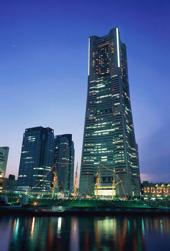 无人,高楼大厦,竖图,彩色,室外,夜晚,正面,旅游,度假,河流,水,城市,大厦,建筑,摩天大楼,霓虹灯,夜景,神奈川,日本,亚洲,阴影,反射,影子,河水,水流,灯光,七彩,横滨,横滨市,神奈川县,都市,娱乐,光源,霓虹,灯,蓝色,蓝天,天空,天,享受,休闲,旅游胜地,放松,照明设备,东亚,本州,首府,关东地方,本州岛,日本国,氖灯,横滨地标塔,横滨地标塔大厦,横滨路标塔,彩图,大楼,高层建筑,高楼,摩天楼