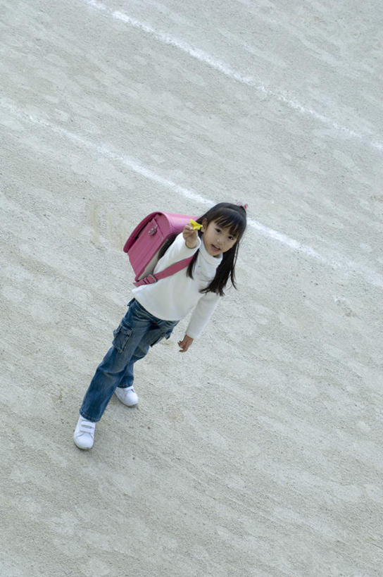 东方人,儿童,一个人,学校,操场,站,走,竖图,俯视,室外,白天,游戏,纯洁,亚洲,仅一个女性,仅一个人,服装,包,书包,玩,休闲装,黄种人,娱乐,校园,小孩,行走,衣服,背包,站着,仅一个小孩,休闲,休闲服,可爱,童年,童趣,服饰,童真,烂漫,无邪,天真,女孩,女人,女性,亚洲人,孩子,玩耍,嬉戏,站立,走路,彩图,高角度拍摄,全身,双肩包,女生