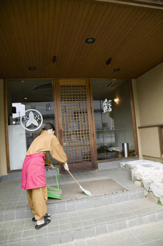 东方人,一个人,服务员,栏杆,站,竖图,室外,白天,工作服,制服,烹饪,窗户,楼梯,落地窗,门,亚洲,仅一个年轻女性,仅一个女性,仅一个人,弯腰,握,日本文化,扶手,扫帚,阶梯,日本料理,料理,食品,拿,拿着,黄种人,菜肴,美食,护栏,餐饮,玻璃窗,台阶,食物,背面,门框,日式料理,站着,日式,握着,佳肴,簸箕,扫地,工作制服,年轻女性,女人,女性,亚洲人,服务生,侍者,站立,彩图,全身,工作套服,餐馆,传统文化