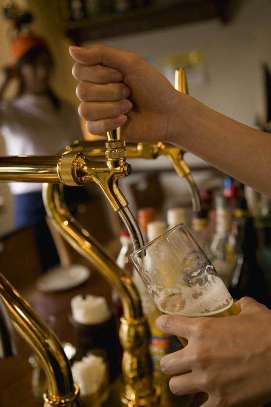 东方人,一个人,服务员,酒吧,站,竖图,室内,白天,正面,工作服,制服,烹饪,杯子,亚洲,仅一个男性,仅一个人,倒,日本料理,料理,食品,黄种人,菜肴,美食,餐饮,调酒师,玻璃制品,食物,仅一个年轻男性,酒杯,啤酒杯,日式料理,站着,日式,佳肴,倒着,工作制服,男人,男性,年轻男性,亚洲人,服务生,侍者,玻璃杯,站立,半身,彩图,工作套服,餐馆,酒吧间,酒馆