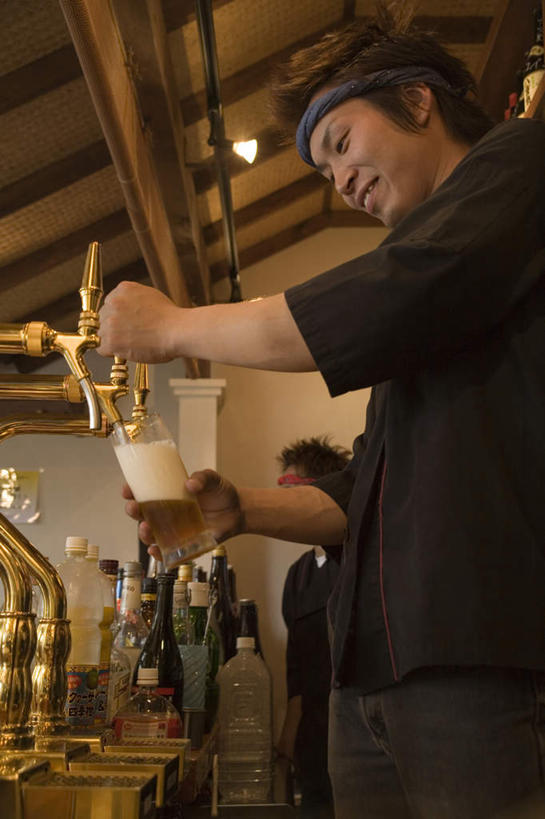 东方人,一个人,服务员,酒吧,站,竖图,室内,白天,仰视,工作服,制服,烹饪,杯子,亚洲,仅一个男性,仅一个人,倒,日本文化,日本料理,料理,食品,黄种人,菜肴,美食,餐饮,调酒师,玻璃制品,食物,仅一个年轻男性,酒杯,啤酒杯,日式料理,站着,日式,佳肴,倒着,工作制服,男人,男性,年轻男性,亚洲人,服务生,侍者,玻璃杯,站立,半身,彩图,低角度拍摄,工作套服,餐馆,酒吧间,酒馆,传统文化